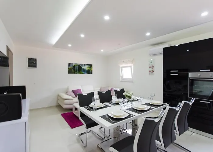 Agava Lux شقة تروغير